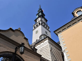 Jest w mieście świętej wieży coś magicznego. Błahe wydarzenia urastają tu do rangi afer i sensacji