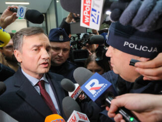 Gdy w lutym ub.r. Republika grzmiała o rzekomym „zamachu stanu” Tuska w Polsce – bo tak oświadczył Bogdan Święczkowski, prawa ręka Zbigniewa Ziobry, a obecnie prezes TK – Onet pisał, iż do stacji dzwonili zaniepokojeni emeryci. Pytali o „czołgi na ulicach”